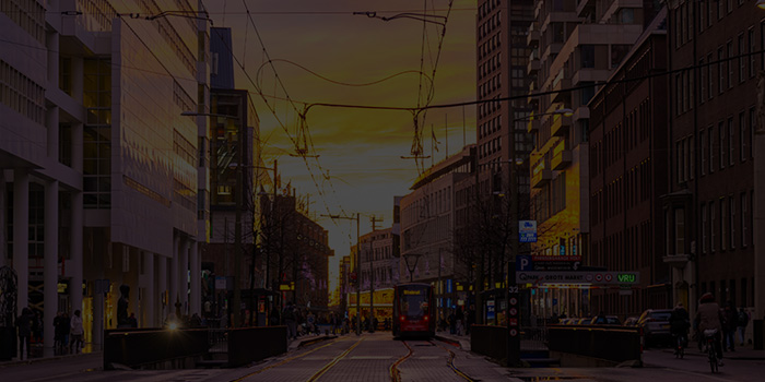 Haagse straat met tram in de avond
